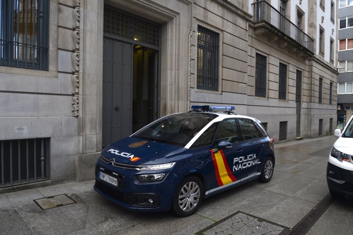 Un coche de policía a las puertas de la Audiencia Provincial de Pontevedra, a 13 de marzo de 2023, en Pontevedra, Galicia (España). 