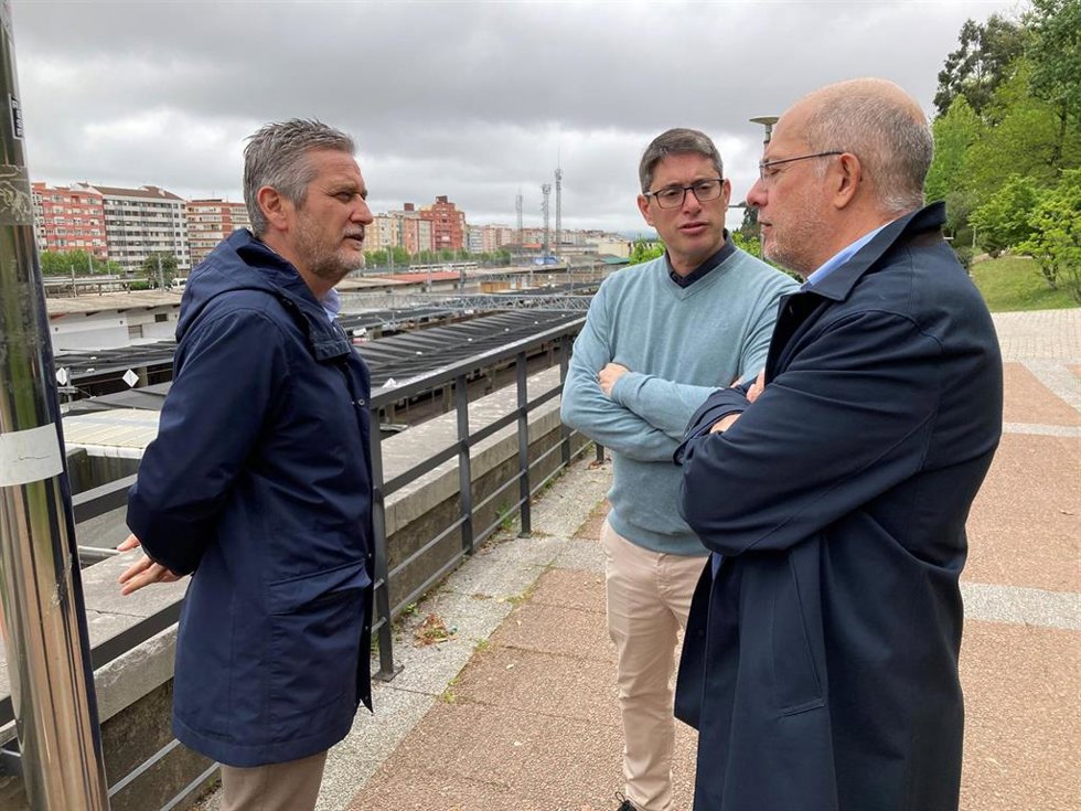 El candidato de Cs a la Alcaldía de Santander, JAvier CEruti, recibe la visita del procurador de las Cortes de Castilla y León, Francisco Igea,