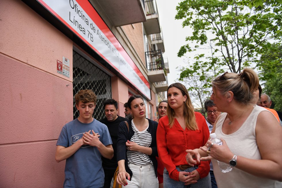 La ministra de Igualdad, Irene Montero (2i), y la portavoz de Podemos y candidata a la Presidencia de la Comunidad de Madrid, Alejandra Jacinto (2d), visitan a los vecinos afectados por las obras de la línea 7B de Metro de San Fernando de Henares.