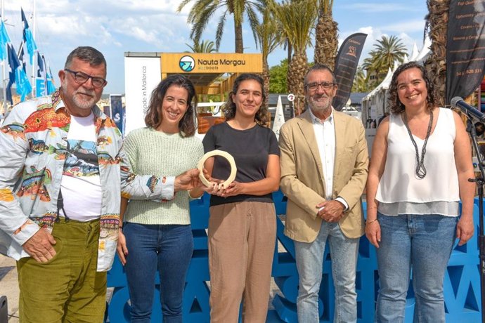 El vicepresidente del Govern, Juan Pedro Yllanes, entrega el Premio Marcial Sánchez-Barcáiztegui a la fundación Marilles en el marco del Palma International Boat Show