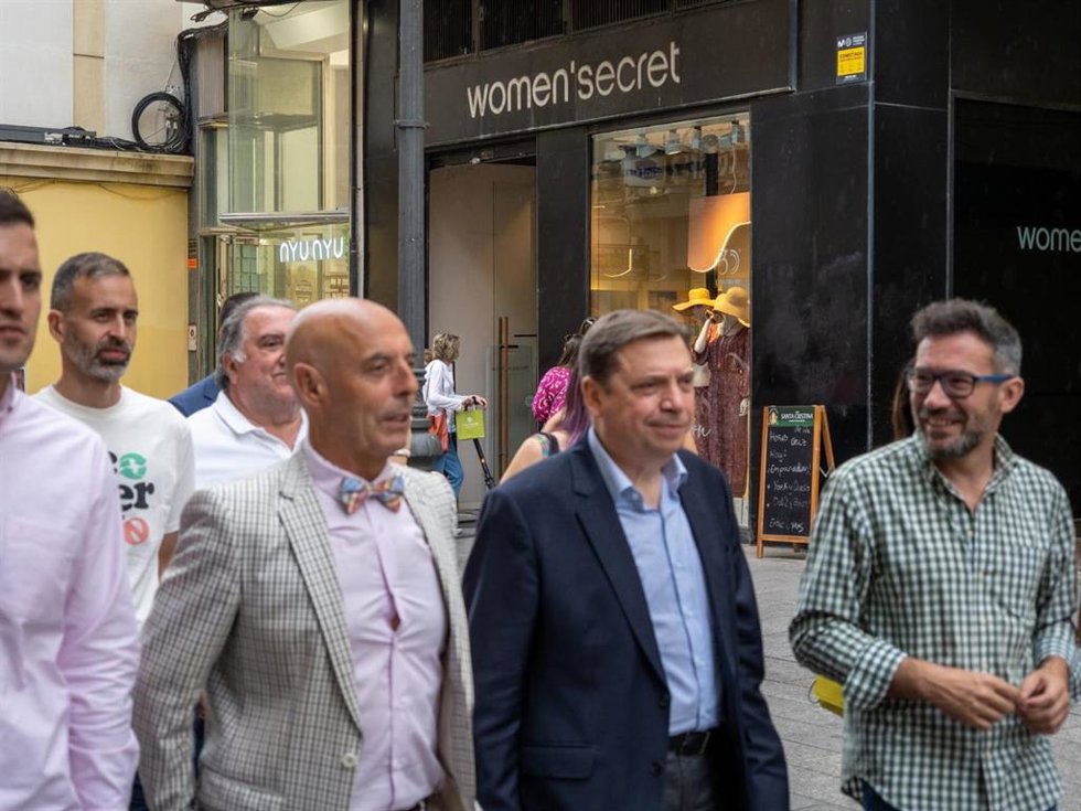 El ministro de Agricultura, Luis Planas, junto al candidato del PSOE  a la Alcaldía de Córdoba, Antonio Hurtado