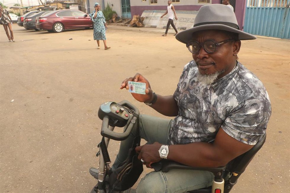 Archivo - Imagen de archivo de un ciudadano nigeriano durante las elecciones 