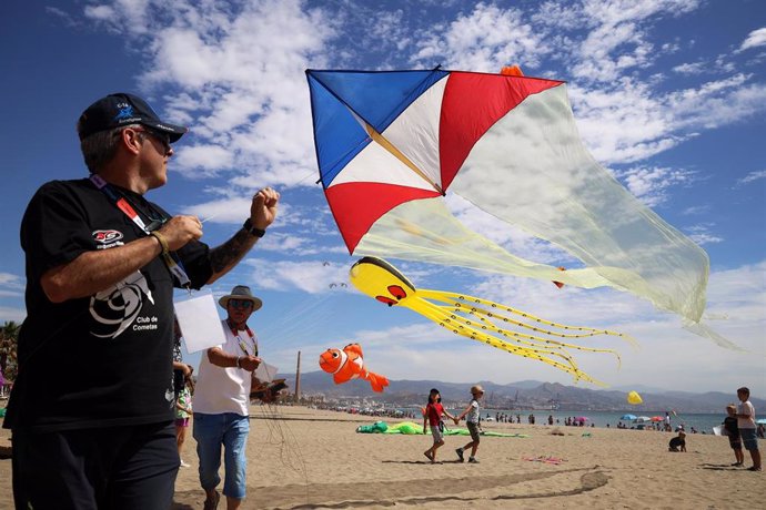 Exhibición de cometas y  shows acrobáticos en la playa de la Misericordia, durante el International Kite Fest Málaga 2023