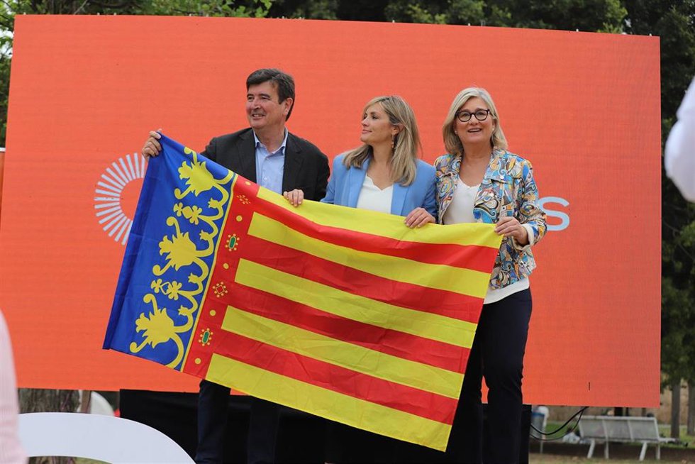 La candidata de Ciudadanos (CS) a la Presidencia de la Generalitat, Mamen Peris, junto con la portavoz nacional de Ciudadanos, Patricia Guasp, y el portavoz de Ciudadanos en el Ayuntamiento de Valncia y candidato a la alcaldía, Fernando Giner, en un ac