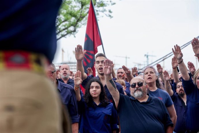 Varios falangistas durante el primer homenaje ante la nueva tumba de José Antonio Primo de Rivera, en el cementerio de San Isidro, a 29 de abril de 2023, en Madrid (España)