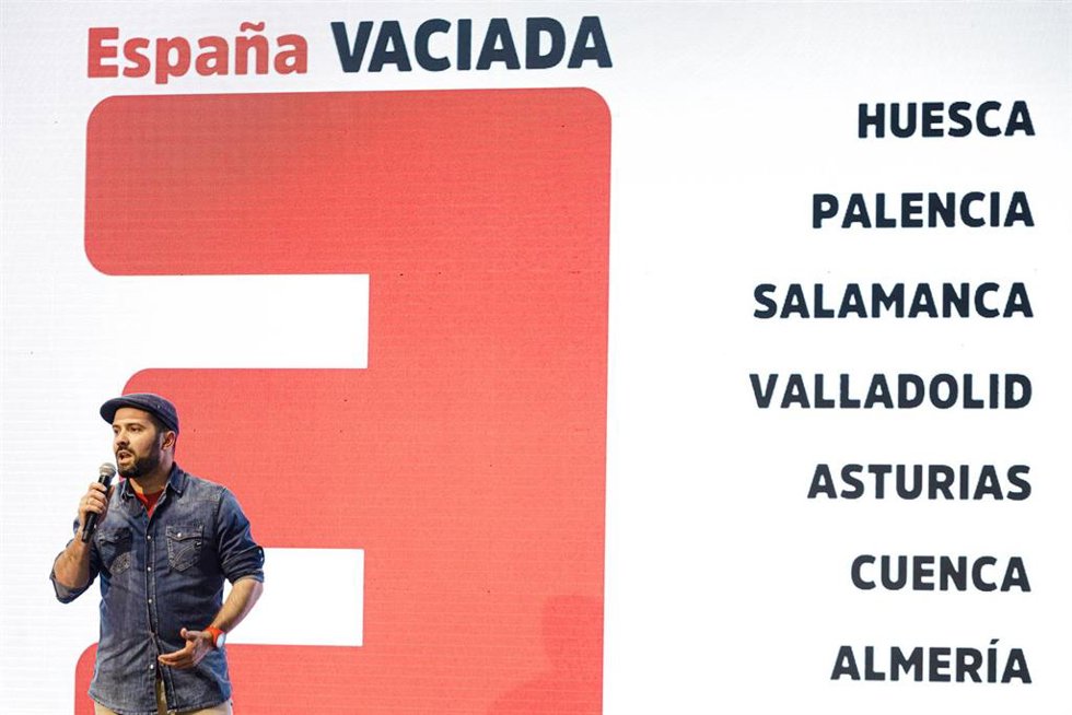 El secretario de Organización de la España Vaciada, Sergio Díez, interviene durante un acto de precampaña de España Vaciada, en el Espacio Rastro Madrid, a 29 de abril de 2023, en Madrid (España). Durante este acto, el partido ha presentado oficialmente