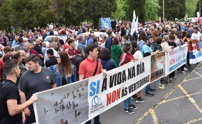 Manifestantes ante San Caetano contra la mina de San Finx