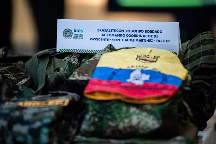 Archivo - Brazalete de las FARC incautado por las autoridades colombianas