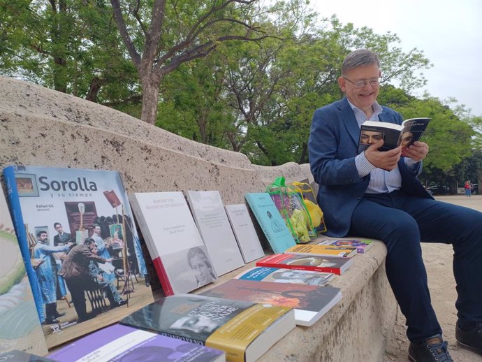 El 'president' de la Generalitat, Ximo Puig, visita la Fira del Llibre