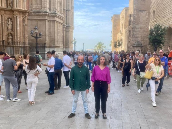 La candidata de MÉS-Estimam Palma a la alcaldía de Cort, Neus Truyol, y el número dos de la lista de la formación, Miquel ngel Contreras
