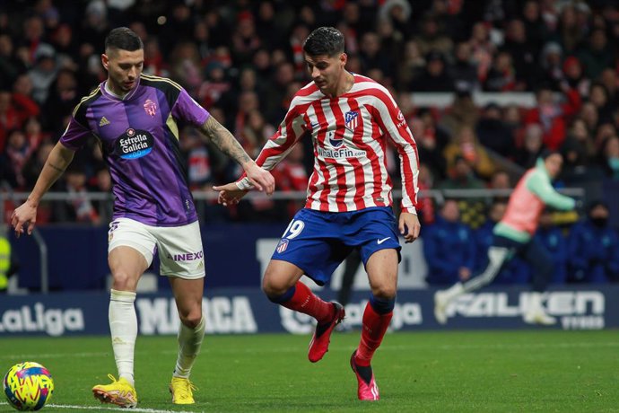 Archivo - Javi Sanchez of Real Valladolid and Alvaro Morata of Atletico de Madrid in action during the Spanish League, La Liga Santander, football match played between Atletico de Madrid and Real Valladolid at Civitas Metropolitano stadium on January 21