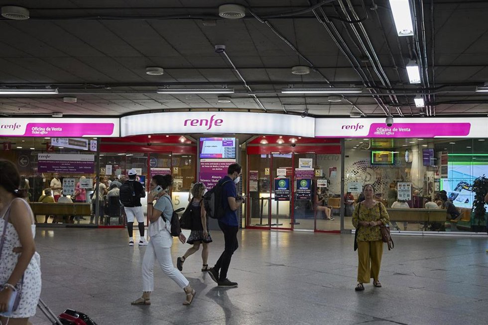 Archivo - Varias personas caminan por la estación Madrid-Atocha Cercanías, a 8 de agosto de 2022, en Madrid (España). 