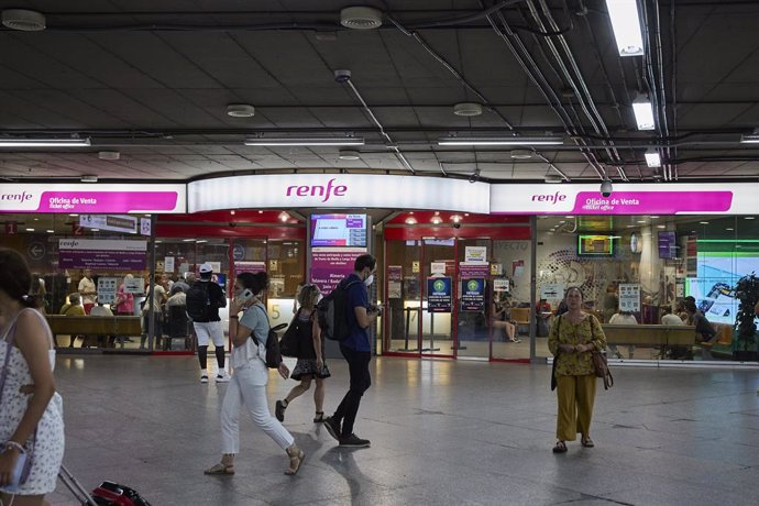 Archivo - Varias personas caminan por la estación Madrid-Atocha Cercanías, a 8 de agosto de 2022, en Madrid (España). 