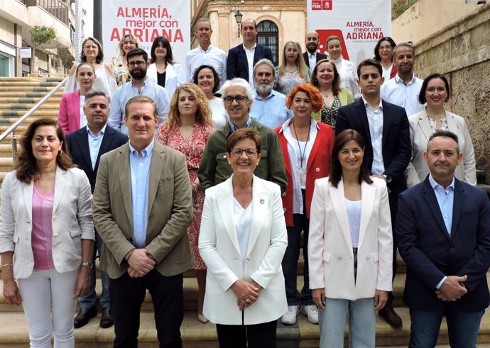 La candidata del PSOE a la Alcaldía de Almería, Adriana Valverde, junto a las personas que la acompañarán en la candidatura a las municipales del 28M