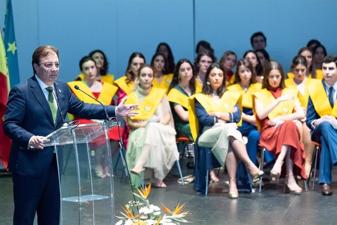 Fernández Vara en la graduación de la XLV promoción del Grado de Medicina en la UEx.