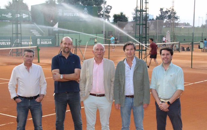 El candidato de Vox a la Alcaldía de Huelva, Wenceslao Font, y el número 4 de su candidatura, Raúl Molina, se reúnen con el presidente del Real Club Recreativo Tenis de Huelva, Rafael Romero