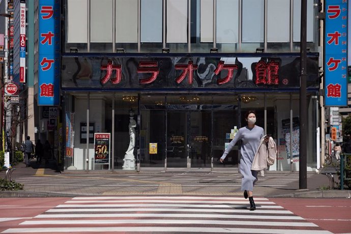 Archivo - Una mujer en un paso de peatones en Tokio, Japón