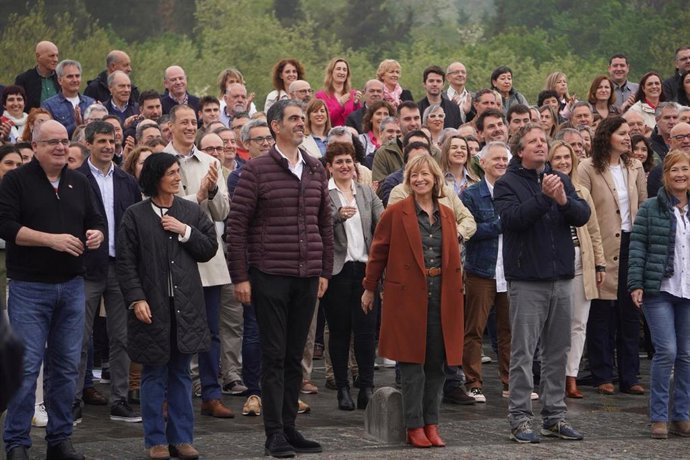 Dirigentes y candidatos del PNV de Gipuzkoa en un acto preelectoral en Hernani