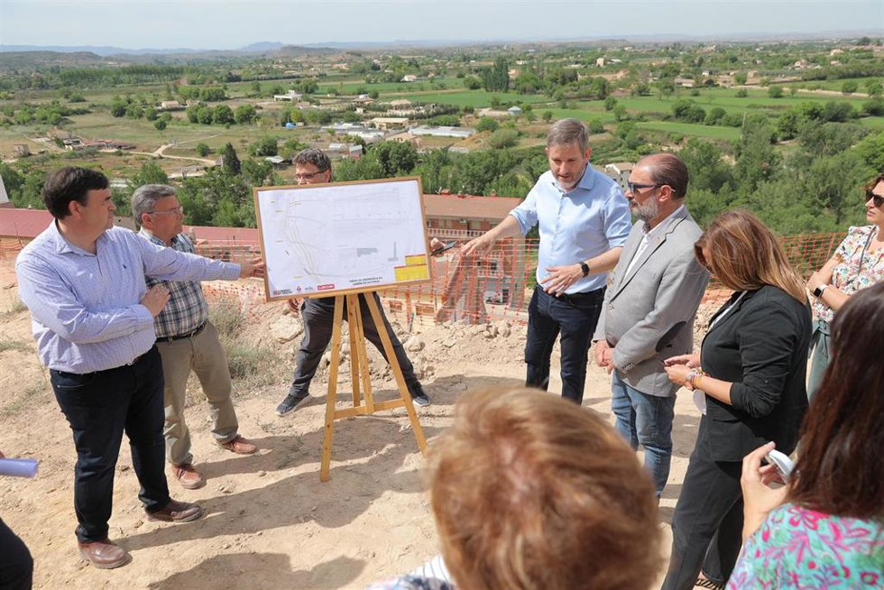 El presidente de Aragón, Javier Lambán, acompañado por el alcalde de Alcañiz, Ignacio Urquizu, mantienen un encuentro con varios vecinos afectados por el derrumbe del cerro Pui Pinos.