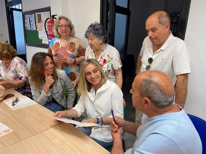 La candidata a la Alcaldía de Granada, Marifrán Carazo, reunida con el Consejo Municipal de Mayores