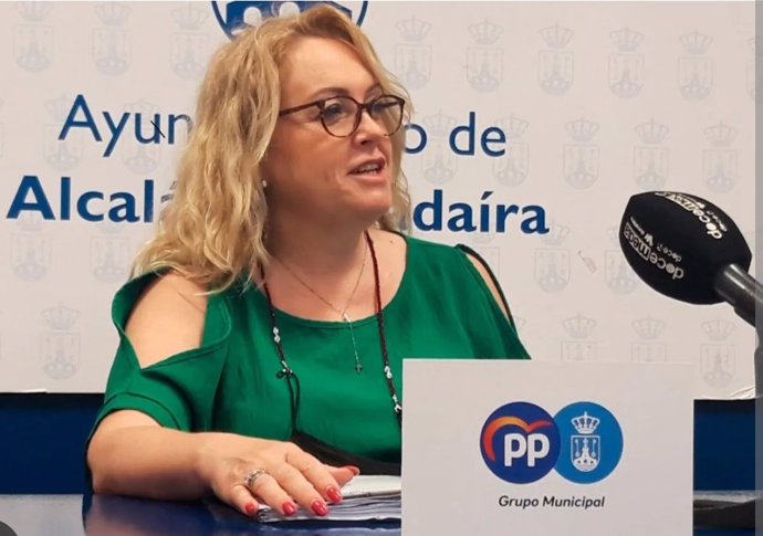 La portavoz del Grupo Popular en el Ayuntamiento de Alcalá de  Guadaíra (Sevilla), Sandra González