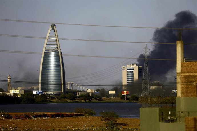 Columna de humo en Jartum, Sudán