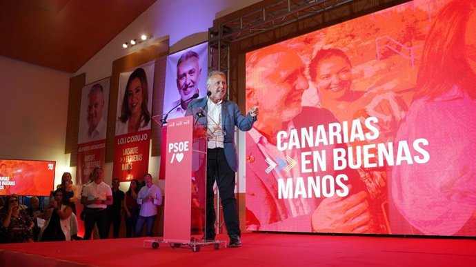 El secretario general del PSOE Canarias y candidato a la reelección como presidente del Gobierno regional, Ángel Víctor Torres, interviene en la presentación de candidaturas de Lanzarote