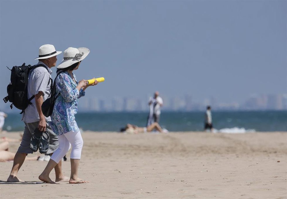 Varias personas caminan por la playa de la Malvarrosa de Valncia