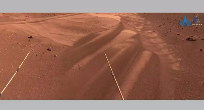 Una duna de arena marciana fotografiada por el rover Zhurong de China antes de entrar en hibernación en mayo de 2022.
