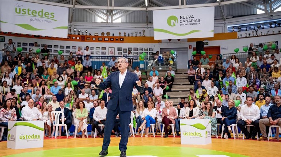 El candidato de Nueva Canarias-Bloque Canarista (NC-BC) a la Presidencia del Gobierno regional, Román Rodríguez, en la presentación de los cabezas de lista de NC-BC a los ayuntamientos, los cabildos y al Parlamento