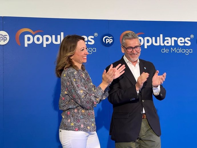 Patricia Navarro, presidenta del PP de Málaga, junto al candidato a la Alcaldía de Montejaque, Diego Sánchez