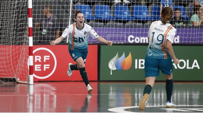 Dos jugadoras del STV Roldán celebran un gol durante la Copa de la Reina de fútbol sala.