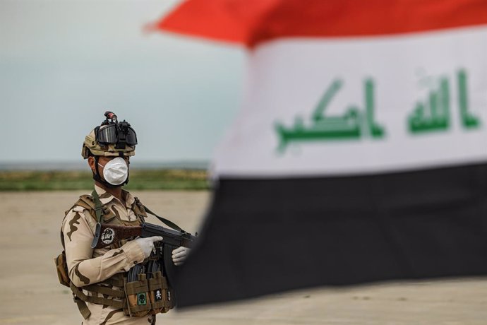 Archivo - FILED - 26 March 2020, Iraq, Mosul District: An Iraqi army soldier stands guard during the pull-out ceremony from the Qayyarah airbase. US forces formally handed over control of Qayyarah Airfield West (Q-West) to the Iraqi Security Forces (ISF