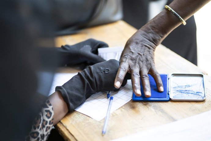 Archivo - August 31, 2021, Nyala, South Darfur, Sudan: Aid workers process collect thumbprints of internally displaced persons in preparation of a non food item distribution coordinated by UNHCR and Norwegian Church Aid at the Otash IDP Camp near Nyala,