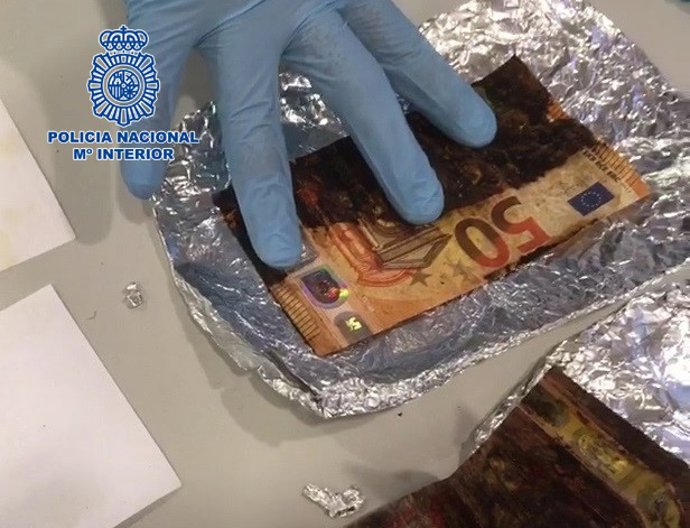 Archivo - Billetes empleados en la estafa intervenidos por la Policía Nacional.