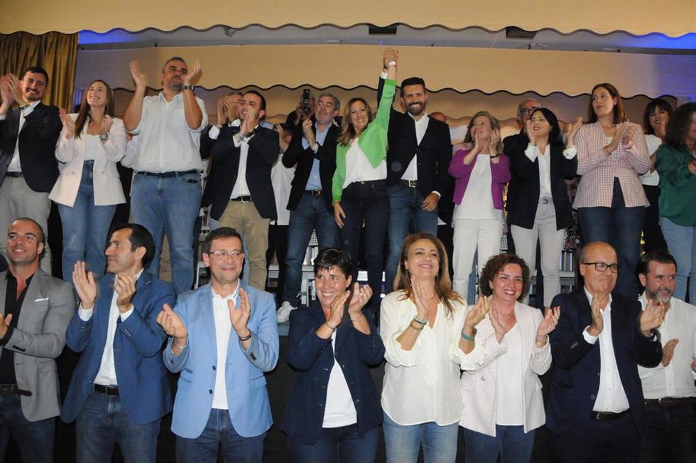 El candidato de Coalición Canaria (CC) a la Alcaldía de La Laguna, Jonathan Domínguez, presenta la relación de hombres y mujeres que le acompañarán de cara a las elecciones locales del próximo 28 de mayo
