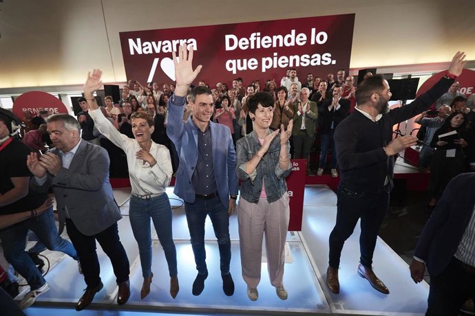 Santos Cerdán, María Chivite, Pedro Sánchez y Elma Saiz en la celebración del Día de la Rosa en el Auditorio Baluarte de Pamplona.
