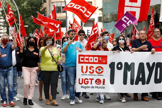 Archivo - Varias personas con pancartas y banderas durante la manifestación por el Día Internacional de los Trabajadores, archivo