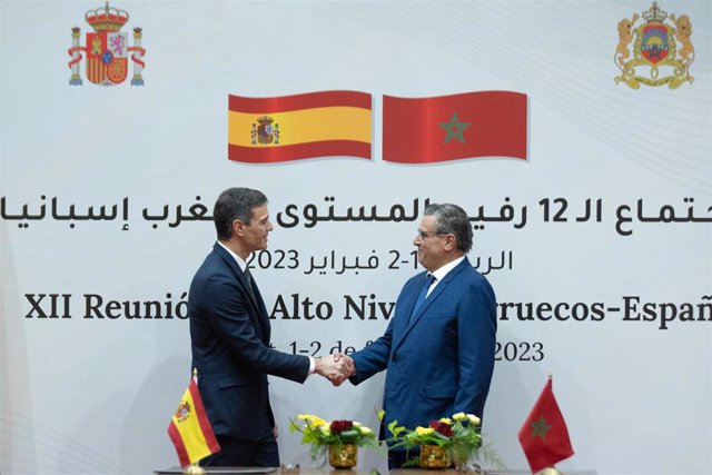 Archivo - El presidente del Gobierno, Pedro Sánchez (i) y el jefe de Gobierno del Reino de Marruecos, Aziz Akhannouch (d)