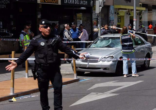 Una agente de la policía nacional toma fotografías del coche con el que han sido atropelladas varias personas, en el Paseo de Extremadura, a 27 de abril de 2023, en Madrid, (España). Dos personas han perdido la vida y otras dos han resultado heridas tras 