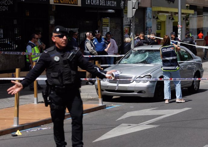 Una agente de la policía nacional toma fotografías del coche con el que han sido atropelladas varias personas, en el Paseo de Extremadura, a 27 de abril de 2023, en Madrid, (España). Dos personas han perdido la vida y otras dos han resultado heridas tra