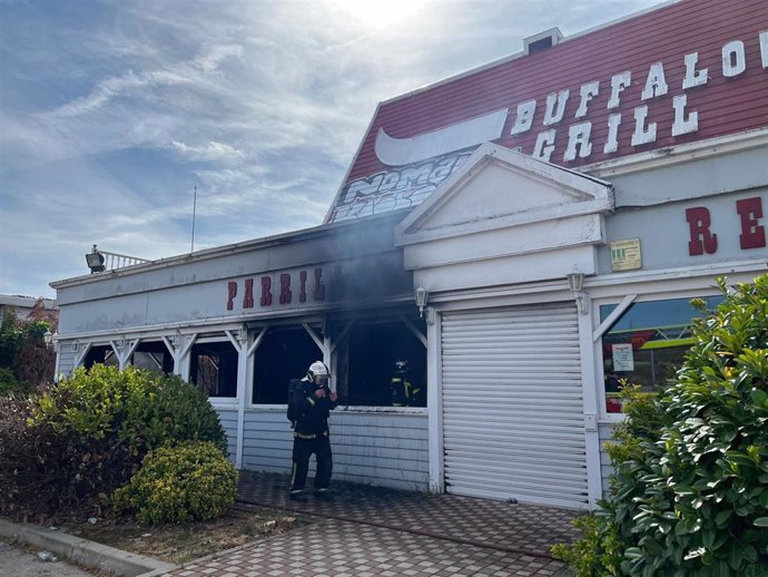 Un restaurante abandonado en Alcalá de Henares sufre un incendio aunque bomberos evitan que se propague