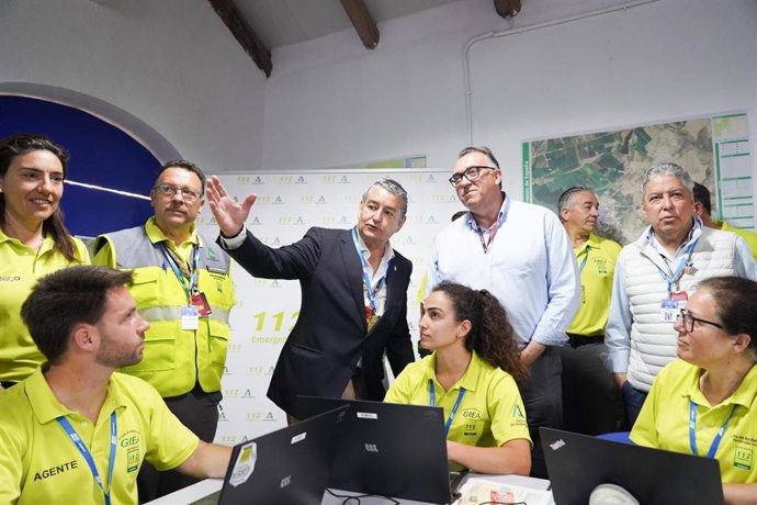 El consejero de la Presidencia, Interior, Diálogo Social y Simplificación Administrativa, Antonio Sanz,  y el consejero de Turismo, Cultura y Deporte, Arturo Bernal, en el dispositivo de Emergencia del Gran Premio de Jerez