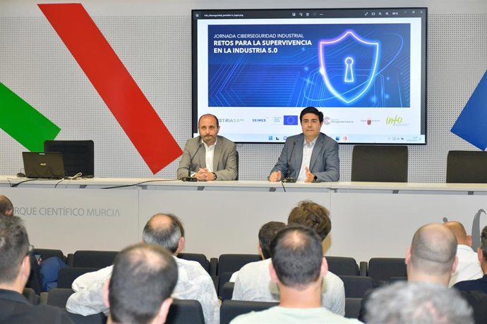 El director del INFO, Joaquín Gómez (i), durante la jornada de ciberseguridad.