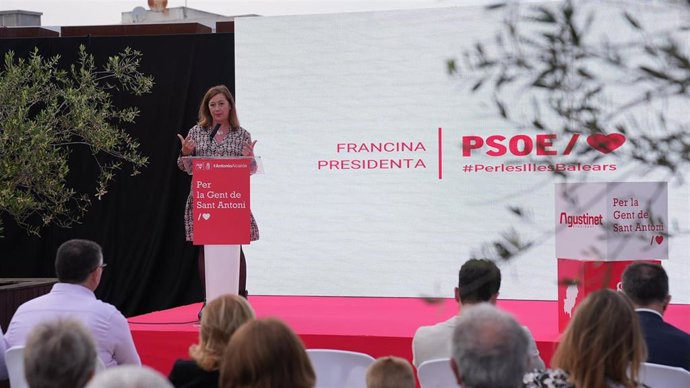 La secretaria general del PSIB-PSOE, presidenta del Govern y candidata a la reelección, Francina Armengol, en la presentación de la candidatura de Antonio Lorenzo a la alcaldía de Sant Antoni de Portmany