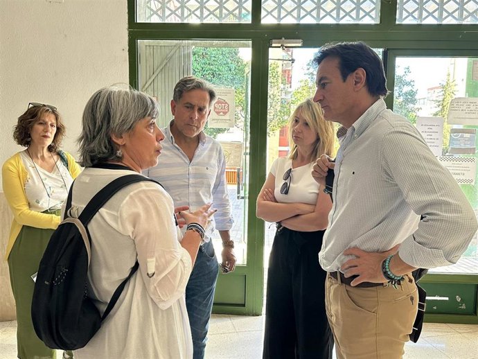 El candidato del PP a la alcaldía de Jaén, Agustín González, en la escuela vecinal del Polígono del Valle