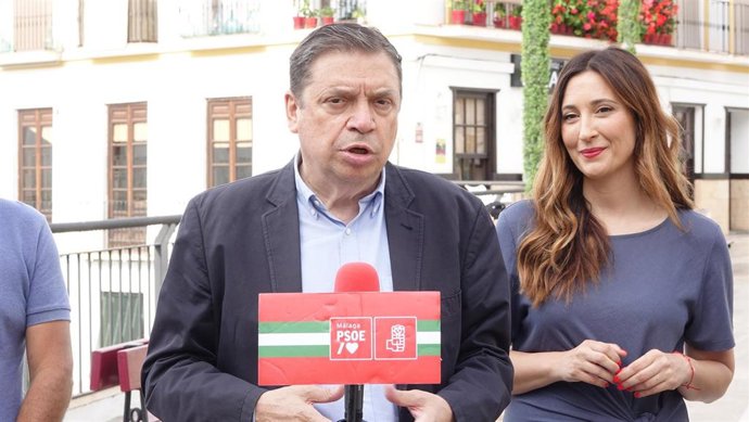 El ministro de Agricultura, Pesca y Alimentación, Luis Planas, en Torrox (Málaga).