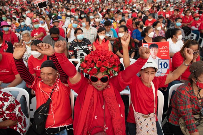 April 5, 2023, Nonthaburi, Nonthaburi, Thailand: Most supporters wear red shirts. Attend the Pheu Thai Party campaign speech at The Thunderdome Stadium, located in Nonthaburi. province, 22 kilometers north of Bangkok, Thailand, on April 5, 2023.