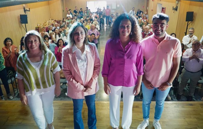 La secretaria general de la FSM, Catalina Cladera, y la secretaria de política autonómica del PSIB, Mercedes Garrido, acompañan a Rosa Bestard en la presentación de la candidatura socialista por Campanet