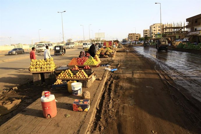 Archivo - Imagen de archivo de un mercado de fruta en Jartum (Sudán)